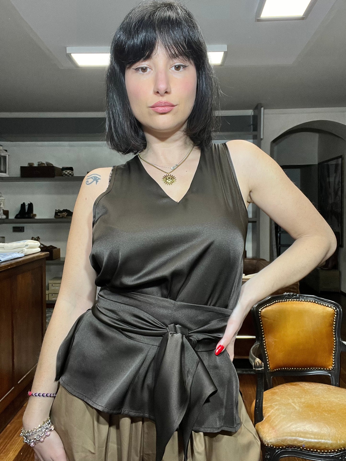 Lokita- top satin scollo a V con fusciacca - Galleria 77