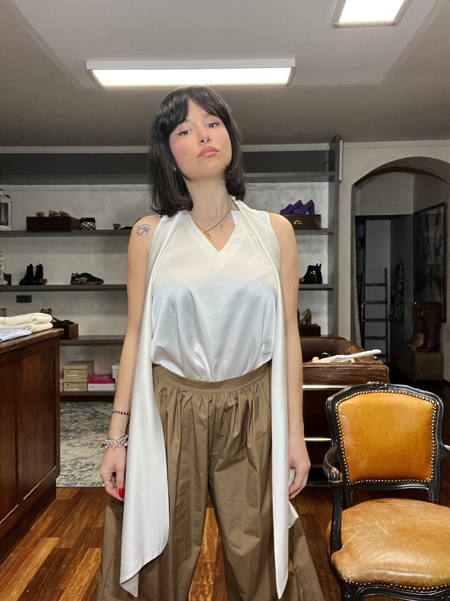 Lokita- top satin scollo a V con fusciacca - Galleria 77