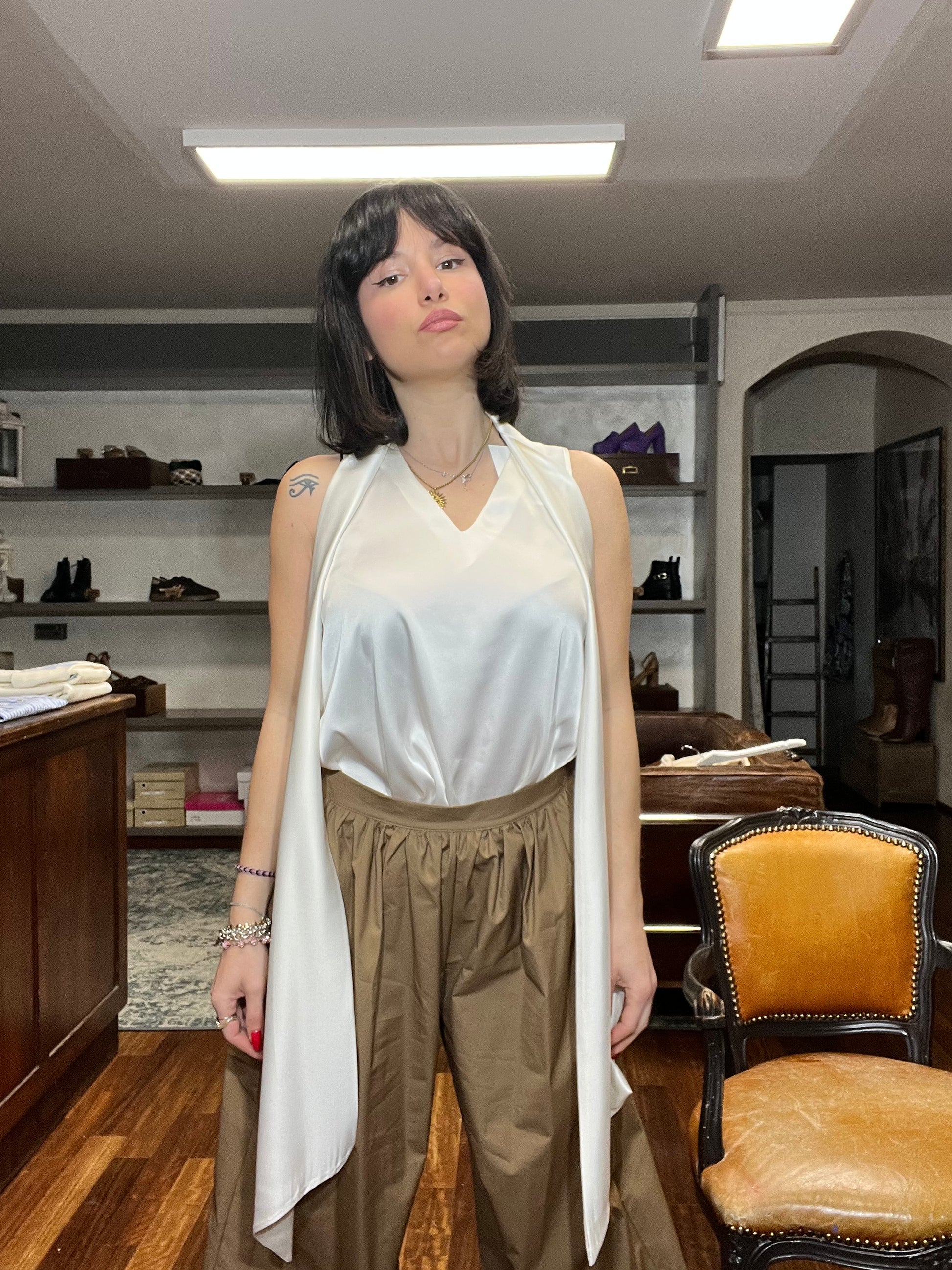 Lokita- top satin scollo a V con fusciacca - Galleria 77