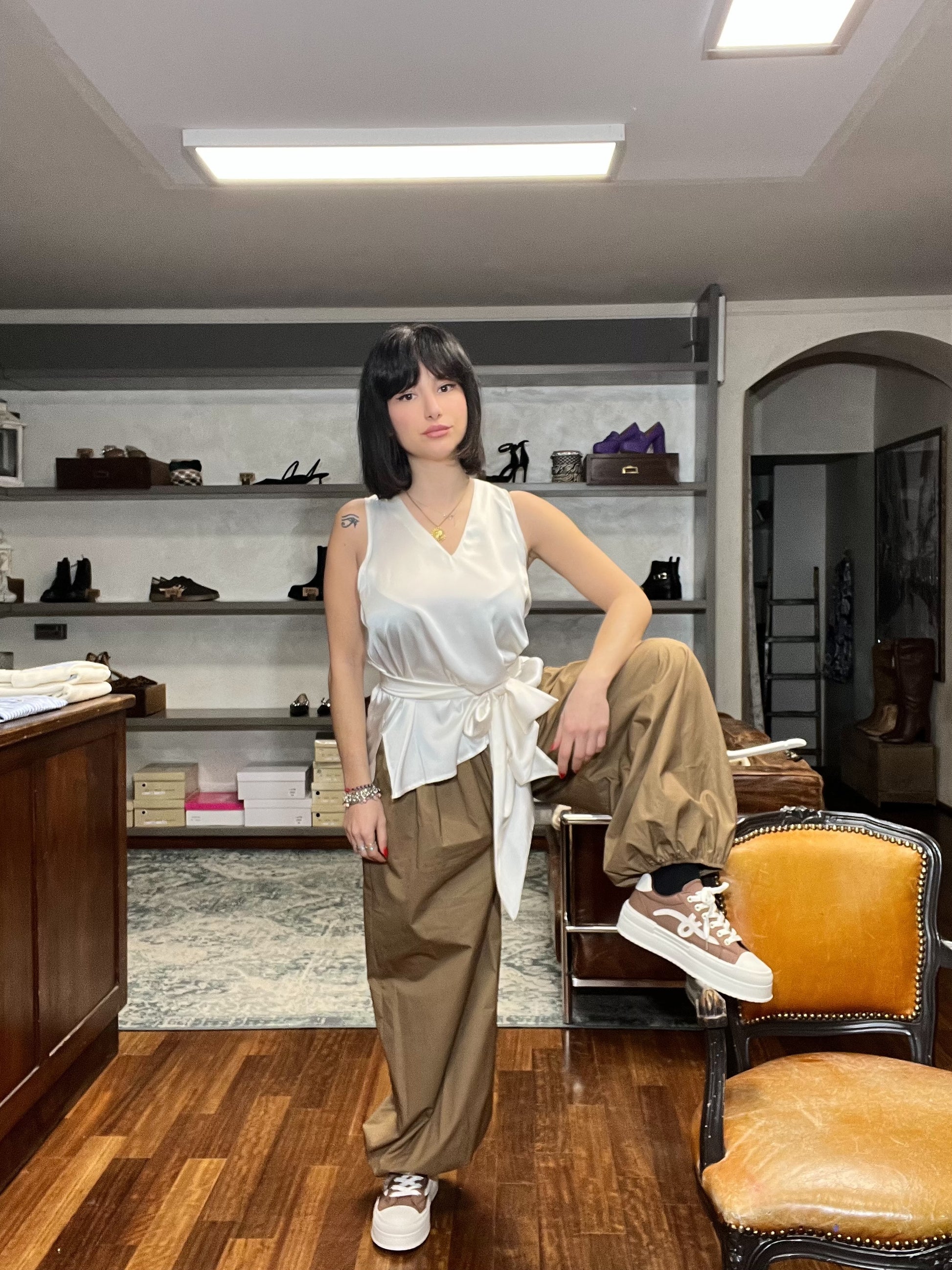 Lokita- top satin scollo a V con fusciacca - Galleria 77